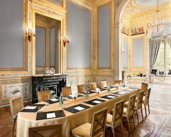 Shangri-La%20Paris%20-%20Salon%20de%20Famille%20-%20Conference%20set%20up%20%C2%A9Shangri-La%20Paris