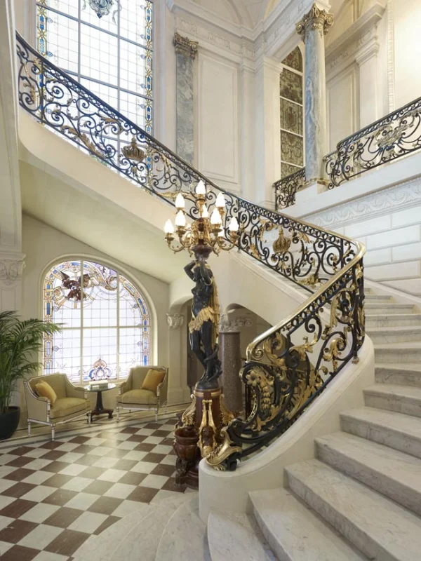 Shangri-La%20Paris%20-%20Historical%20Staircase%20%C2%A9Shangri-La%20Paris%20(2)
